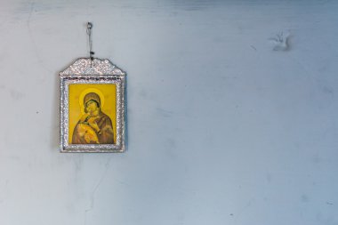 duvarın üstünde kutsal kişilerin resmi