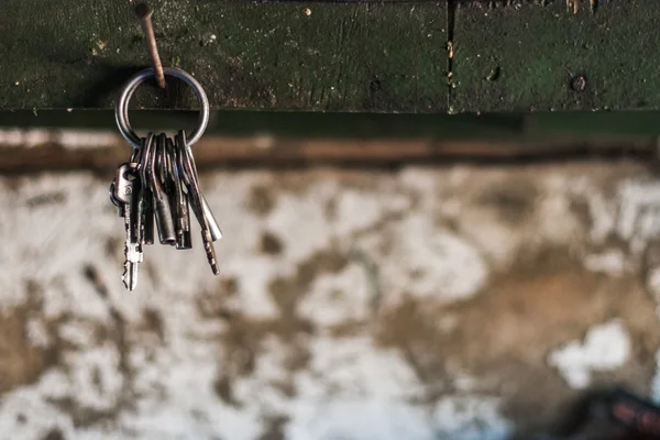 Un mazzo di chiavi su un'unghia — Foto Stock