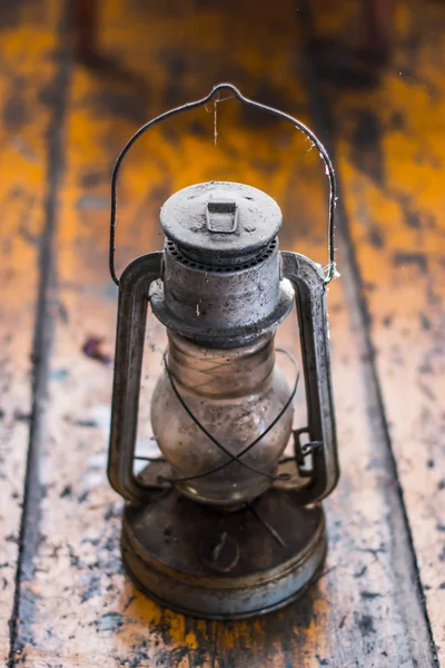 La vieille lampe au kérosène sur le sol — Photo