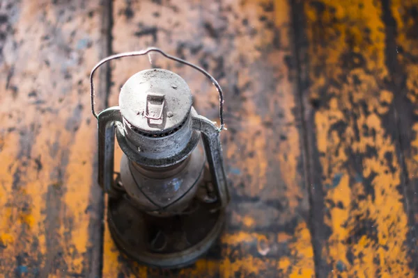 床に古い灯油ランプ — ストック写真