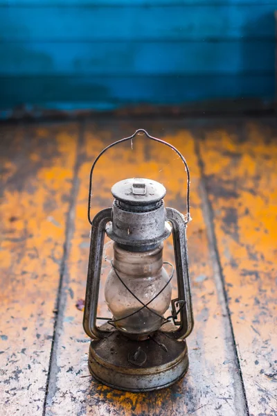 yerdeki eski gaz lambası