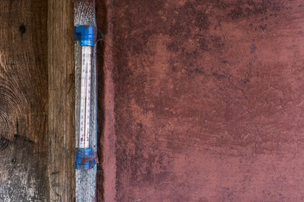 El viejo termómetro en la pared — Foto de Stock