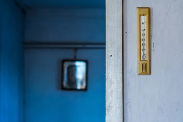 El termómetro en la pared — Foto de Stock