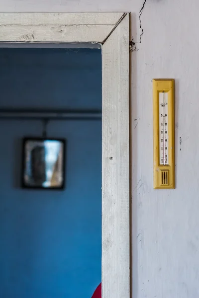 El termómetro en la pared — Foto de Stock