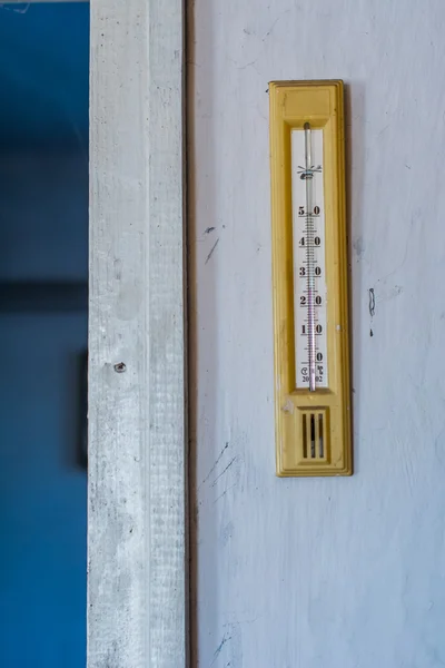 El termómetro en la pared — Foto de Stock