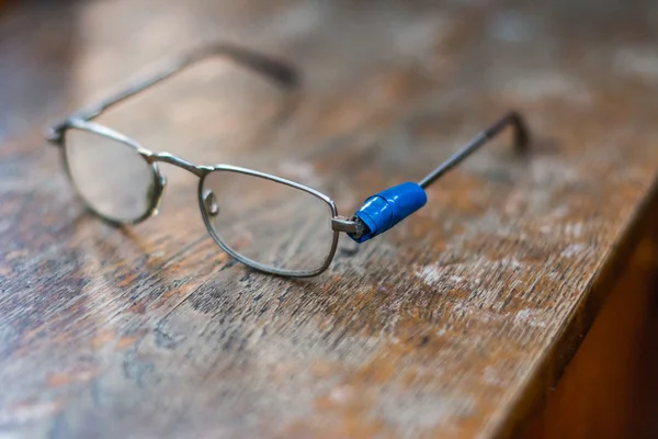 Gafas tumbadas en el árbol —  Fotos de Stock