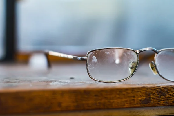 Gafas tumbadas en el árbol — Foto de Stock