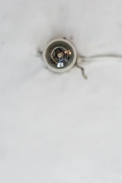 ampul tavan altında