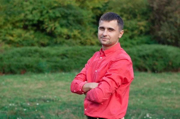 Portret van een jongeman in het park — Stockfoto