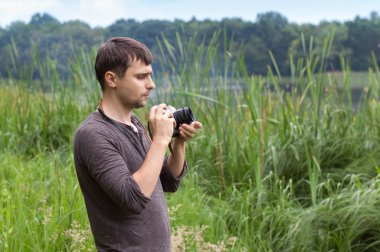 Adam manzara fotoğrafçılığı.