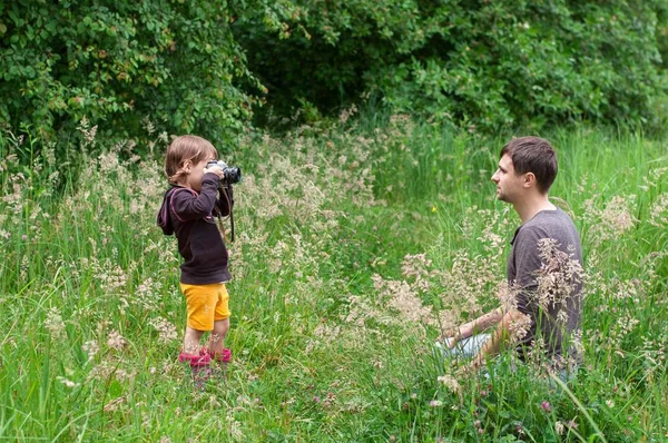 La niña hace fotos de su padre. . —  Fotos de Stock