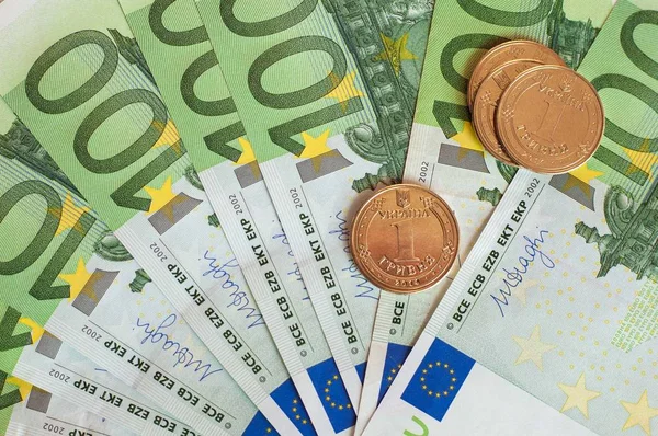 ウクライナのコインはユーロ紙幣に横たわっています。. — ストック写真