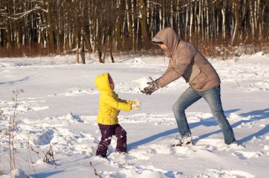 Baba ve kızı kar ile oynuyoruz