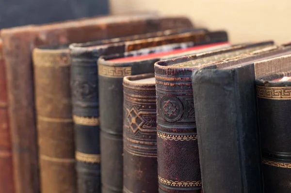 Vecchi libri su uno scaffale . — Foto Stock