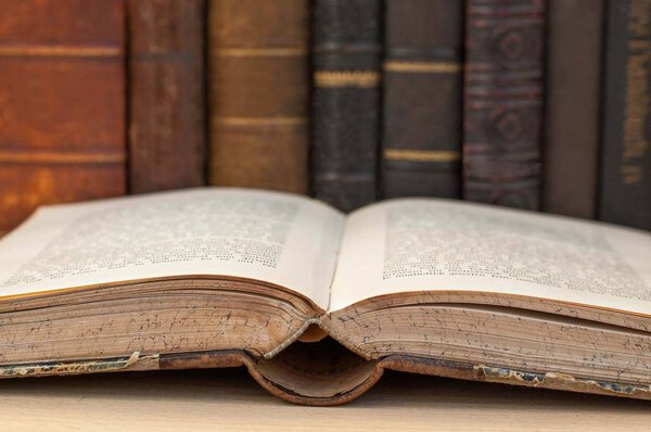 Антикварные книги на столе
.