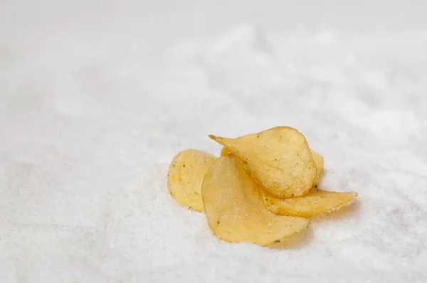 Patatas fritas y sal —  Fotos de Stock