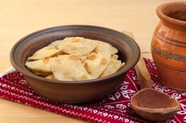 Ukraynalı geleneksel çanak - köfte pastırma ile.