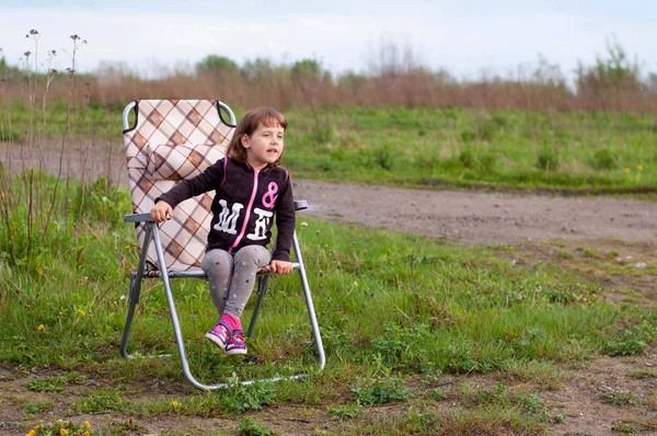 Sonriente niña de 5-6 años divirtiéndose al aire libre . —  Fotos de Stock