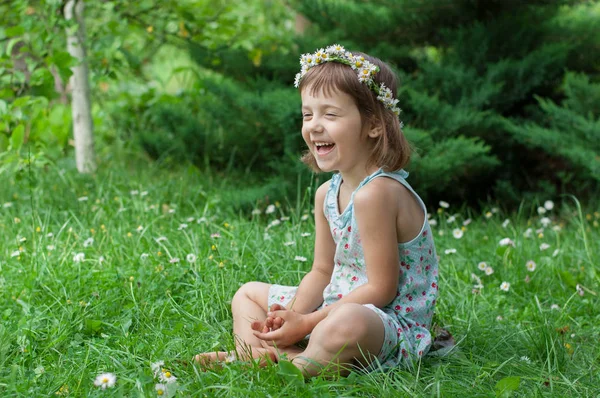 Nevető gyerek lány 5-6 éves szabadban szórakozik. Jogdíjmentes Stock Képek