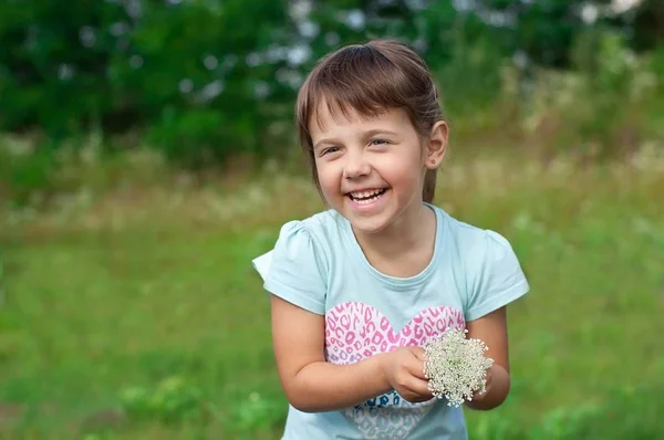 Retrato de uma menina feliz no prado — Fotografia de Stock