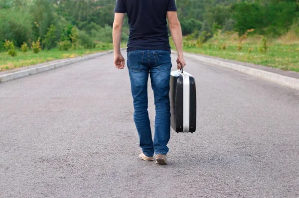 El hombre va por el camino . — Foto de Stock