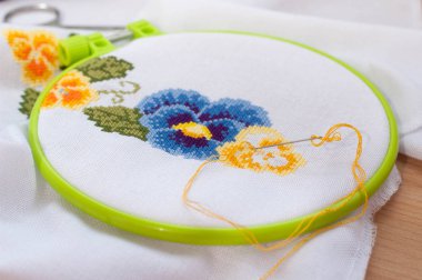 Bir çember içinde çiçek nakış.