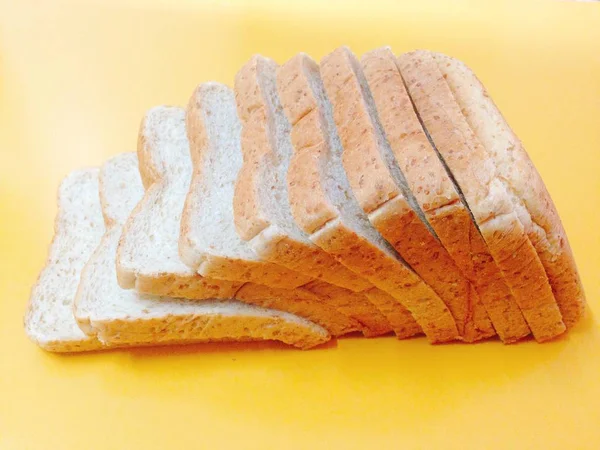 Свежий хлеб из цельного зерна — стоковое фото