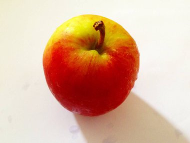 Arka plandaki kırmızı elma beyaz..