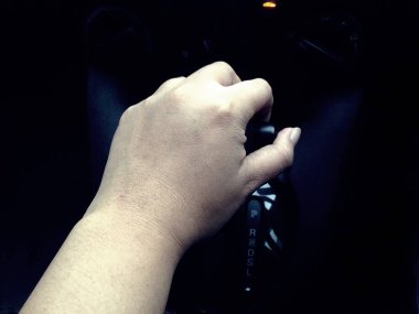 Güvenlik için vites kolu her seferinde fren pedalı olmalı..