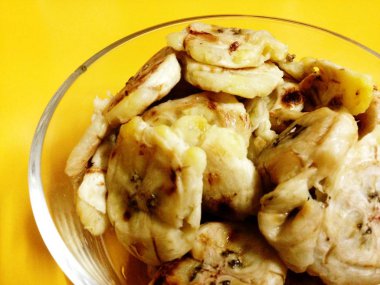 Kavanozda ızgara muz dilimleri.