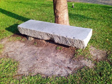 Doğayla çevrili taştan yapılmış tezgahlar..