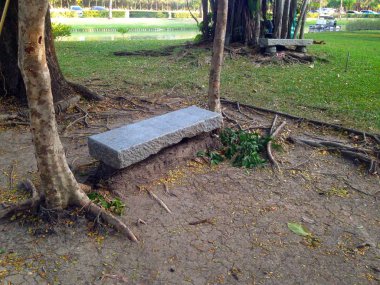 Taştan yapılmış banklar