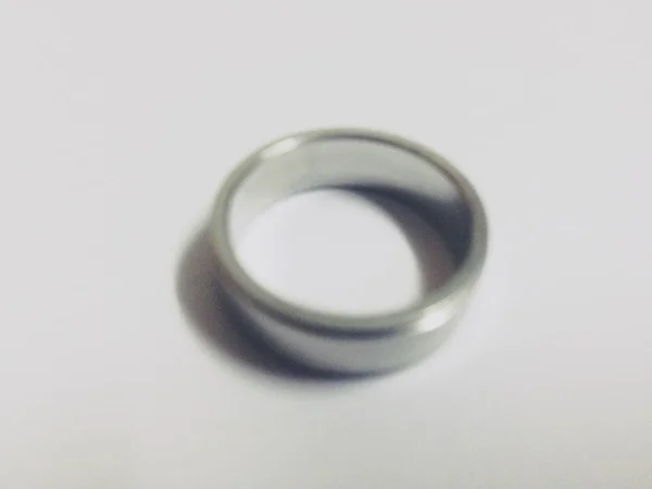 Borrando un anillo de plata — Foto de Stock
