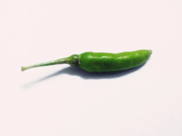 En grön het kryddig chilipeppar kallar Capsicum annuum — Stockfoto