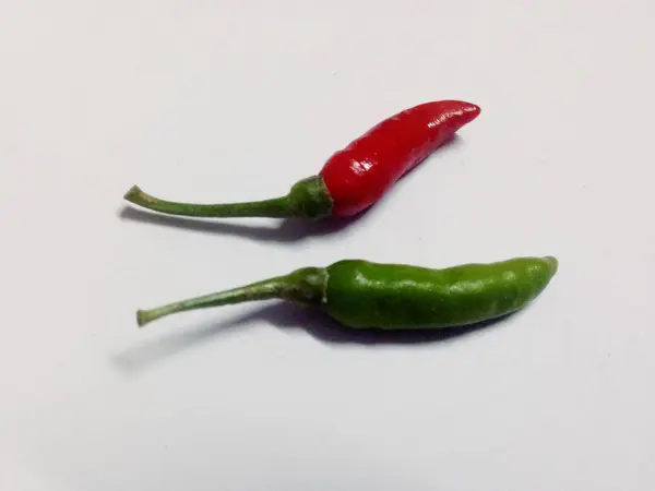 Volání červené a zelené horké pikantní chilli papričky Capsicum annuum — Stock fotografie