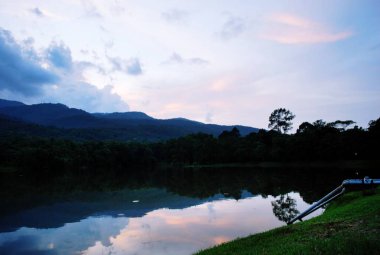 Güzel manzara sahne gökyüzü nehir doğa ve güneş ışığı altında.