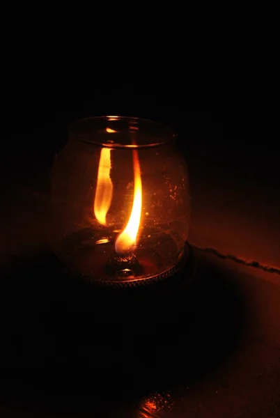 부드러운 빛으로 불타 빈티지 등유 석유 랜 턴 램프 — 스톡 사진