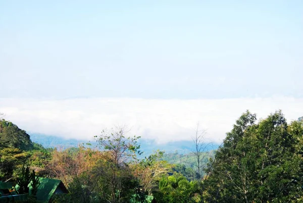 Schöne Berglandschaft und Himmel mit Wolken als Hintergrund — Stockfoto