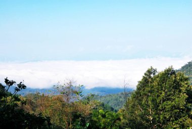 Güzel dağlar manzarası ve bulutlu arka plan