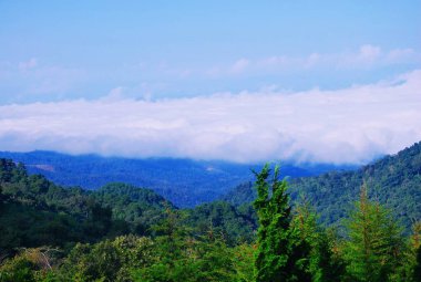 Güzel dağlar manzarası ve bulutlu arka plan