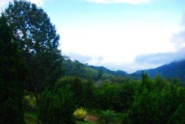 Güzel dağlar manzarası ve bulutlu arka plan