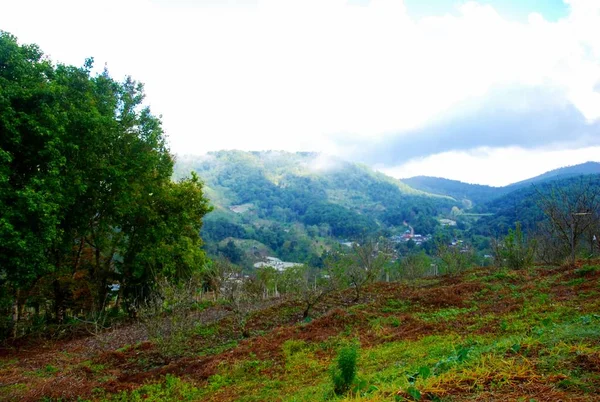 Hermoso paisaje de montañas y cielo con nubes para el fondo —  Fotos de Stock