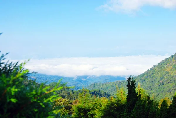 Hermoso paisaje de montañas y cielo con nubes para el fondo —  Fotos de Stock