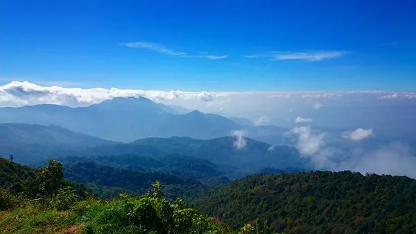 Hermoso paisaje de montañas y cielo con nubes para el fondo —  Fotos de Stock