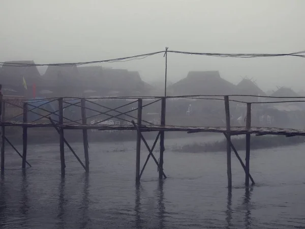 Dřevěný most v mlze. — Stock fotografie