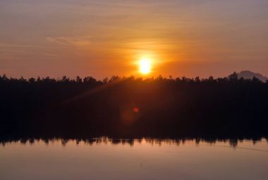 Doğa ve nehir ortasında.