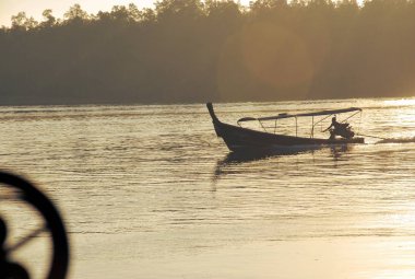 Ahşap teknelerle geniş nehir yelken.