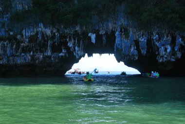 bir s arasında bir mağara benzer büyük bir kaya boş, var
