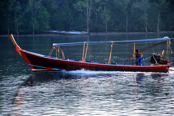 Rozlehlá řeka s dřevěnými čluny pluje. — Stock fotografie