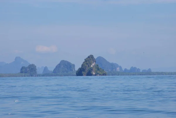 Au milieu de la nature et du vaste fleuve . — Photo